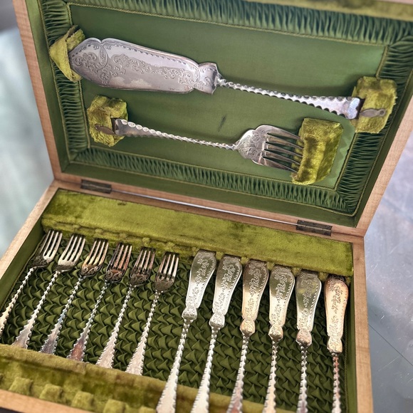 Antique Sheffield MARKED fish flatware and serving set! Bargain price! - Picture 3 of 12